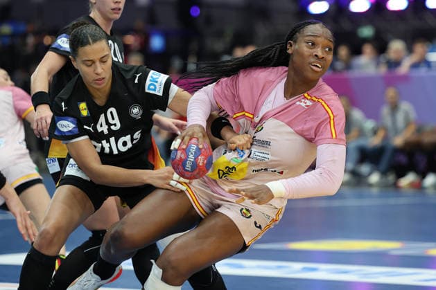 GER, Dortmund, 27th Wommens World Championship 2025, Main Round, Group II 3 Round Spain Spain ESP vs Germany Germany GER 06 12 2025, Westfalenhalle, Dortmund, GER, Dortmund, 27th Wommens World Championship 2025, Main Round, Group II 3 Round Spain Spain Spain ESP vs Germany Germany GER , in the picture Lyndie TCHAPTCHET DEFO ESP 68 , in a duel against Aimà e von Pereira Ger 49 , nordphotoxGmbHx xMeuter nph00351