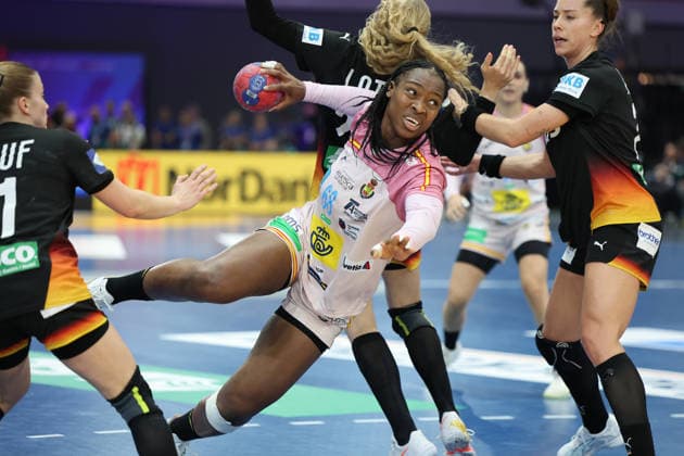 GER, Dortmund, 27th Wommens World Championship 2025, Main Round, Group II 3 Round Spain Spain ESP vs Germany Germany GER 06 12 2025, Westfalenhalle, Dortmund, GER, Dortmund, 27th Wommens World Championship 2025, Main Round, Group II 3 Round Spain Spain Spain ESP vs Germany Germany GER , in the picture Lyndie TCHAPTCHET DEFO ESP 68 , in a duel against Alexia Hauf Ger 31 , nordphotoxGmbHx xMeuter nph00351