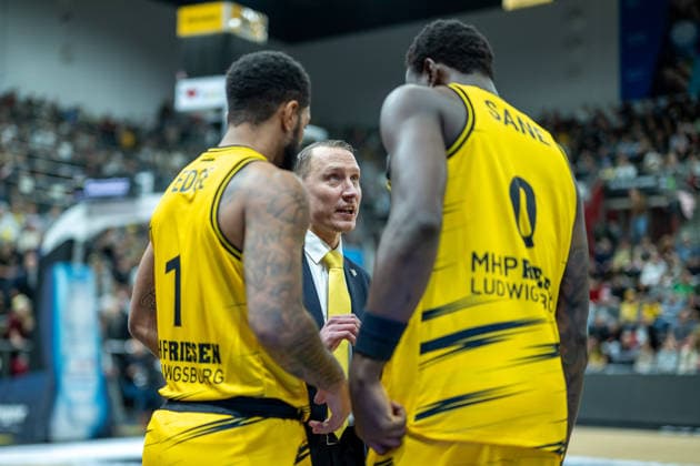 Darnell Edge MHP RIESEN Ludwigsburg, 01 , Mikko Riipinen MHP RIESEN Ludwigsburg, Head Coach , Babacar Sane MHP RIESEN Ludwigsburg, 00 , GER, MHP RIESEN Ludwigsburg vs VET CONCEPT Gladiators Trier, easycredit BBL, Basketball, Bundesliga, Matchday 9, Season 2025 2026, 06 12 2025, GER, MHP RIESEN Ludwigsburg vs VET CONCEPT Gladiators Trier, easycredit BBL, Basketball, Bundesliga, Matchday 9, Season 2025 2026, 06 12 2025 Ludwigsburg Copyright: xEibner-Pressefoto SaschaxWaltherx EP_EER