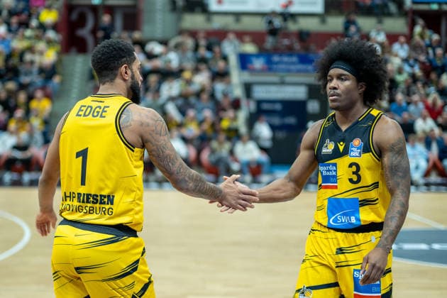 Darnell Edge MHP RIESEN Ludwigsburg, 01 , Stefan Smith MHP RIESEN Ludwigsburg, 03 , GER, MHP RIESEN Ludwigsburg vs VET CONCEPT Gladiators Trier, easycredit BBL, Basketball, Bundesliga, Matchday 9, Season 2025 2026, 06 12 2025, GER, MHP RIESEN Ludwigsburg vs VET CONCEPT Gladiators Trier, easycredit BBL, Basketball, Bundesliga, Matchday 9, Season 2025 2026, 06 12 2025 Ludwigsburg Copyright: xEibner-Pressefoto SaschaxWaltherx EP_EER