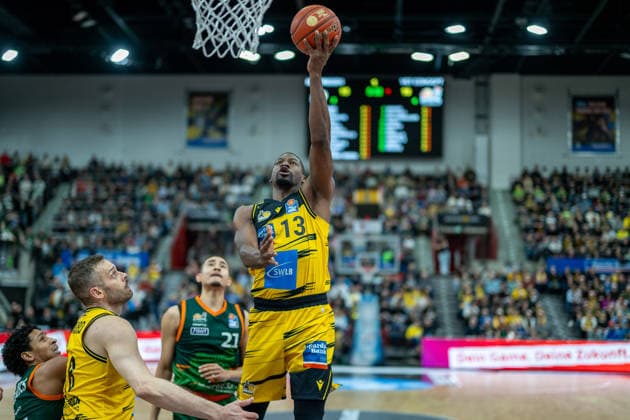 Evans Rapieque VET CONCEPT Gladiators Trier, 21 , Yorman Polas Bartolo MHP RIESEN Ludwigsburg, 13 , GER, MHP RIESEN Ludwigsburg vs VET CONCEPT Gladiators Trier, easycredit BBL, Basketball, Bundesliga, 9 Matchday, Season 2025 2026, 06 12 2025, GER, MHP RIESEN Ludwigsburg vs VET CONCEPT Gladiators Trier, easycredit BBL, Basketball, Bundesliga, 9 Matchday, Season 2025 2026, 06 12 2025 Ludwigsburg Copyright: xEibner-Pressefoto SaschaxWaltherx EP_EER