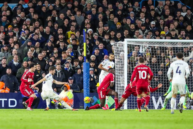 Leeds United v Liverpool, Premier League Anton Stach Of Leeds United scores a GOAL 2-2 during the Leeds United v Liverpool Premier League match at Elland Road, Leeds, England on 6 December 2025 Credit: Lee Keuneke Every Second Media Editorial use only. All images are copyright Every Second Media Limited. No images may be reproduced without prior permission. All rights reserved. Premier League and Football League images are subject to licensing agreements with Football DataCo Limited. see https: www.football-dataco.com Copyright: xIMAGO EveryxSecondxMediax ESM-1698-0050 LeexKeunekex xEveryxSecondxMediax