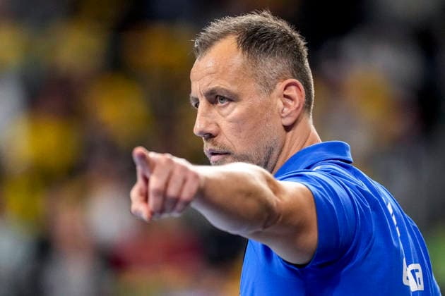 Maik Machulla coach, head coach, RNL , gives instructions, gestures, gesticulates with arms, single picture, single photo, action, action, 06 12 2025, Mannheim Germany , Handball, Bundesliga, Rhein Neckar Löwen HC Erlangen xozx