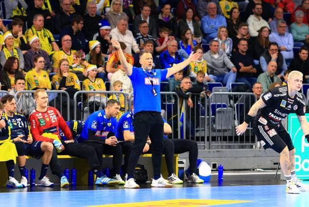 Coach Maik Machulla 999 Rhein Neckar Löwen gesticulates energetically while David Späth 29 Rhein Neckar Löwen , Patrick Groetzki 24 Rhein Neckar Löwen , Patrick Jahnke 996 Rhein Neckar Löwen and Marek Nissen 6 HC Erlangen are attentive on the bench Coach Maik Machulla 999 Rhein Neckar Löwen gives instructions Copyright: xspeedshotx