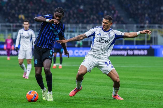 CALCIO - Serie A - Inter - FC Internazionale vs Como 1907 Marcus Thuram of FC Internazionale competes for the ball with Diego Carlo Santos Silva of Como 1907 during Serie A 2025 26 football match between FC Internazionale and Como 1907 at San Siro Stadium in Milan Milan Italy  Copyright: xIPAxSport ABACAx