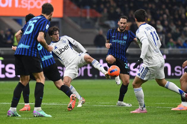 CALCIO - Serie A - Inter - FC Internazionale vs Como 1907 MAXIMO PERRONE (COMO) IN ACTION HINDERED BY HAKAN CHALANOGLU (INTER) during Inter - FC Internazionale vs Como 1907, Italian soccer Serie A match in Milan, Italy, December 06 2025 Milan Italy  Copyright: xIPAxSport ABACAx