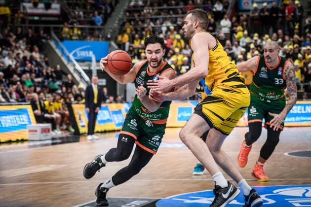 Clay Guillozet VET CONCEPT Gladiators Trier, 04 vs Jonas Wohlfarth Bottermann MHP RIESEN Ludwigsburg, 18 GER, MHP Riesen Ludwigsburg VET CONCEPT Gladiators Trier, easycredit BBL, Basketball, Bundesliga, 9 Matchday, Season 2025 2026, 06 12 2025 GER, MHP Riesen Ludwigsburg VET CONCEPT Gladiators Trier, easycredit BBL, Basketball, Bundesliga, 9 Matchday, Season 2025 2026, 06 12 2025 Ludwigsburg Copyright: xSandyxDinkelackerx EP_SDR