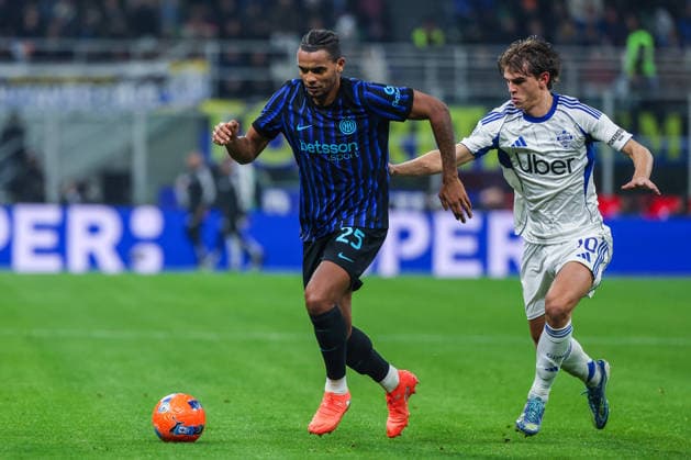 CALCIO - Serie A - Inter - FC Internazionale vs Como 1907 Manuel Akanji of FC Internazionale competes for the ball with Nicolas Paz Martinez of Como 1907 during Serie A 2025 26 football match between FC Internazionale and Como 1907 at San Siro Stadium in Milan Milan Italy  Copyright: xIPAxSport ABACAx