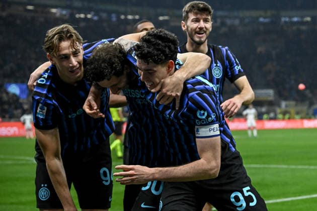 December 6, 2025, Milan, MILAN: Carlos AUGUSTO scores the fourthgoal for Inter team during the Italian serie A soccer match between Inter and Como at Giuseppe Meazza stadium in Milan, 6 December 2025..ANSA MATTEO BAZZI. Serie A: Inter Vs Como  - ZUMAa110 20251206_zaf_a110_071 Copyright: xMatteoxBazzix