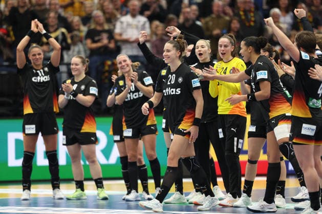 Spain Germany, IHF Womens Handball World Championship Emily Vogel Germany, 20 is voted Player of the Match and celebrated by her teammates 3 main round match of the Womens Handball World Championship between Spain and Germany on December 6, 2025 at the Westfalenhalle in Dortmund , Dortmund Nordrhein Westfalen Germany Westfalenhalle