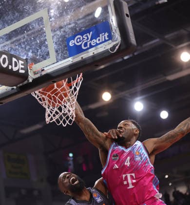John Newman III Chemnitz, L against Jeff Garrett Bonn , Telekom Baskets Bonn vs Niners Chemnitz, easyCredit BBL, Matchday 9, Bonn, 06 12 2025