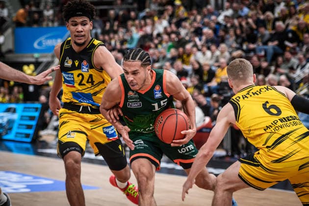 Jordan Roland VET CONCEPT Gladiators Trier, 15 between Brandon Tischler MHP RIESEN Ludwigsburg, 24 , left and Johannes Patrick MHP RIESEN Ludwigsburg, 06 , right GER, MHP Riesen Ludwigsburg VET CONCEPT Gladiators Trier, easycredit BBL, Basketball, Bundesliga, Matchday 9, 2025 2026 season, 06 12 2025 GER, MHP Riesen Ludwigsburg VET CONCEPT Gladiators Trier, easycredit BBL, Basketball, Bundesliga, Matchday 9, 2025 2026 season, 06 12 2025 Ludwigsburg Copyright: xSandyxDinkelackerx EP_SDR