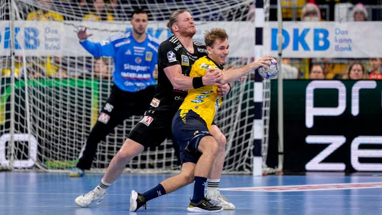 v li Maciej Gebala HCE, 77 , Mathias Larson RNL, 4 , duel, duel, tackle, tackling, dynamics, action, action, 06 12 2025, Mannheim Germany , Handball, Bundesliga, Rhein Neckar Löwen HC Erlangen xozx
