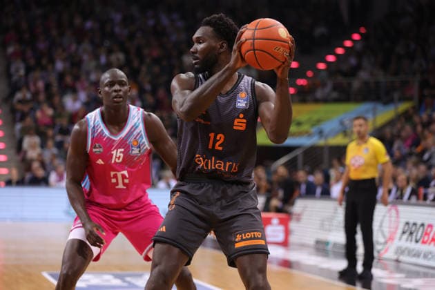 Amadou Sow Chemnitz on the ball in front of Kur Jongkuch Bonn , Telekom Baskets Bonn vs Niners Chemnitz, easyCredit BBL, Matchday 9, Bonn, 06 12 2025
