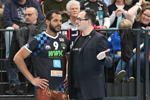 GER 1 VBL, SVG Lueneburg vs WWK Volleys Herrsching 06 12 2025, LKH Arena, Lueneburg, GER 1 VBL, SVG Lueneburg vs WWK Volleys Herrsching in the picture Coach Thomas Ranner Herrsching talks to Gustavo Oscar Bryan Ávila Herrsching 09 nordphotoxGmbH xWitke nph00002