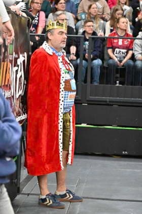 GER 1 VBL, SVG Lueneburg vs WWK Volleys Herrsching 06 12 2025, LKH Arena, Lueneburg, GER 1 VBL, SVG Lueneburg vs WWK Volleys Herrsching in picture Feature fan from Herrsching dressed as king nordphotoxGmbH xWitke nph00002