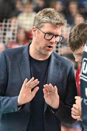 GER 1 VBL, SVG Lueneburg vs WWK Volleys Herrsching 06 12 2025, LKH Arena, Lueneburg, GER 1 VBL, SVG Lueneburg vs WWK Volleys Herrsching in the picture coach Stefan Huebner Hübner Lueneburg nordphotoxGmbH xWitke nph00002