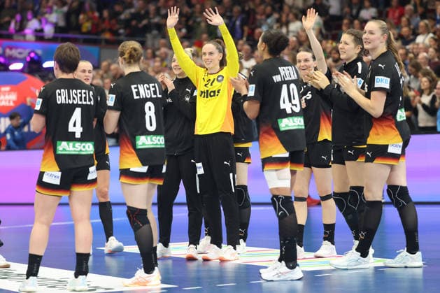 Spain Germany, IHF Womens Handball World Championship cheering of the German team after the final siren 3 main round match of the Womens Handball World Championship between Spain and Germany on December 6, 2025 at the Westfalenhalle in Dortmund , Dortmund Nordrhein Westfalen Germany Westfalenhalle