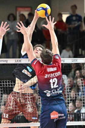 GER 1 VBL, SVG Lueneburg vs WWK Volleys Herrsching 06 12 2025, LKH Arena, Lueneburg, GER 1 VBL, SVG Lueneburg vs WWK Volleys Herrsching in the picture Santeri Vaelimaa Välimaa Lueneburg 12 tries to assert himself against Laurenz Welsch Herrsching 12 nordphotoxGmbH xWitke nph00002