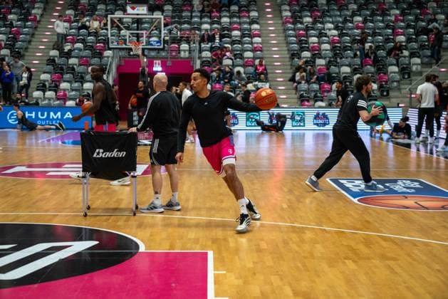 Warm-up with Joel Aminu 21 Telekom Baskets Bonn in the TelekomDome Arena Warm-up by Joel Aminu 21 Telekom Baskets Bonn Copyright: xFeyzullahxGökalpx