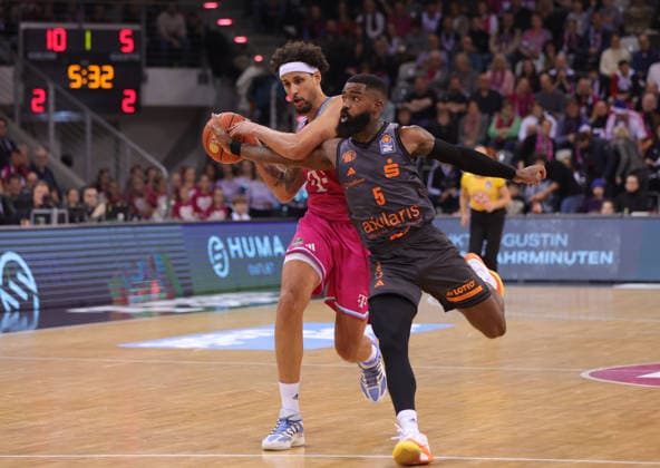 Michael Kessens Bonn vs Corey Davis Chemnitz , Telekom Baskets Bonn vs Niners Chemnitz, easyCredit BBL, Matchday 9, Bonn, 06 12 2025
