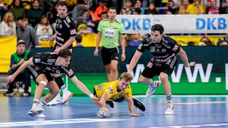 from left Tim Gömmel HCE, 95 , Mathias Larson RNL, 4 , Tobias Buck HCE, 39 , duel, duel, tackle, tackling, dynamics, action, action, 06 12 2025, Mannheim Germany , Handball, Bundesliga, Rhein Neckar Löwen HC Erlangen xozx