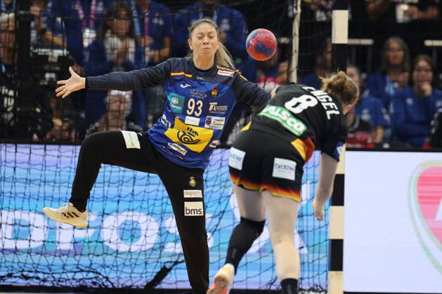 GER, Dortmund, 27th Wommens World Championship 2025, Main Round, Group II 3 Round Spain Spain ESP vs Germany GER 06 12 2025, Westfalenhalle, Dortmund, GER, Dortmund, 27th Wommens World Championship 2025, Main Round, Group II 3 Round Spain Spain Spain ESP vs Germany Germany GER , pictured 7 meters by Nina Engel Ger 8 , in front of Nicole Alejandra Morales Claure Goalkeeper ESP 93 , nordphotoxGmbHx xMeuter nph00351
