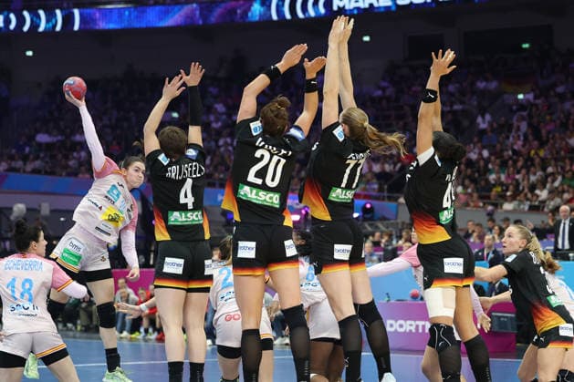 GER, Dortmund, 27th Wommens World Championship 2025, Main Round, Group II 3 Round Spain Spain ESP vs Germany Germany GER 06 12 2025, Westfalenhalle, Dortmund, GER, Dortmund, 27th Wommens World Championship 2025, Main Round, Group II 3 Round Spain Spain Spain ESP vs Germany Germany GER , pictured Ester SOMAZA BOSCH ESP 19 , throws the ball and the German Bauer holds the ball nordphotoxGmbHx xMeuter nph00351