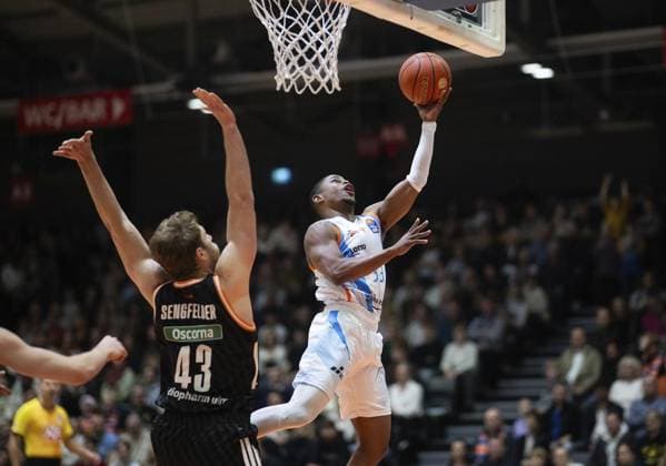 BASKETBALL EASYCREDIT BBL 9 GAME DAY SCIENCE CITY JENA RATIOPHARM ULM FOR EDITORIAL PURPOSES ONLY p 06 12 2025 Jena Basketball easyCredit BBL 1 Basketball Bundesliga Season 2025 2026 9 Matchday Sparkassen Arena Science City Jena Ratiopharm Ulm in the photo Eric Washington 33 Science City Jena in a duel with Christian Sengfelder 43 Ratiopharm Ulm Germany Thueringen Jena Copyright SaschaxFromm Copyright: SaschaxFromm doc83ks2qg0u9i4s0961kt ,EDITORIAL USE ONLY Copyright: SaschaxFromm