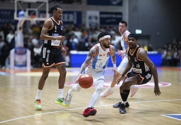 BASKETBALL EASYCREDIT BBL 9 GAME DAY SCIENCE CITY JENA RATIOPHARM ULM FOR EDITORIAL PURPOSES ONLY p 06 12 2025 Jena Basketball easyCredit BBL 1 Basketball Bundesliga Season 2025 2026 9 Matchday Sparkassen Arena Science City Jena Ratiopharm Ulm in the photo Tavian Dunn Martin 0 Science City Jena in a duel with Justin Simon 15 Ratiopharm Ulm Germany Thueringen Jena Copyright SaschaxFromm Copyright: SaschaxFromm doc83ks3ncf5zcqpq6l3d4 ,EDITORIAL USE ONLY Copyright: SaschaxFromm
