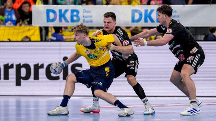 from left Elias Ciudad Benitez RNL, 41 , Christoph Steinert HCE, 44 , Florian Scheerer HCE, 10 , duel, duel scene, duel, tackle, tackling, dynamics, action, action, 06 12 2025, Mannheim Germany , Handball, Bundesliga, Rhein Neckar Löwen HC Erlangen xozx
