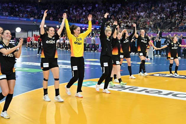 GER, Dortmund, 27th Wommens World Championship 2025, Main Round, Group II 3 Round Spain Spain ESP vs Germany Germany GER 06 12 2025, Westfalenhalle, Dortmund, GER, Dortmund, 27th Wommens World Championship 2025, Main Round, Group II 3 Round Spain Spain Spain ESP vs Germany Germany GER , in the picture the German women say goodbye to the spectators Jenny Behrend Ger 30 , Annika Lott Ger 23 , Sarah Wachter Torhueterin Ger 24 , Katharina Filter Torhueterin Ger 42 , Alina Grijseels Ger 4 , Nina Engel Ger 8 , Annika Lott Ger 23 , Antje Döll Ger 29 , nordphotoxGmbHx xMeuter nph00351