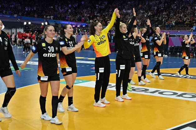 GER, Dortmund, 27th Wommens World Championship 2025, Main Round, Group II 3 Round Spain Spain ESP vs Germany Germany GER 06 12 2025, Westfalenhalle, Dortmund, GER, Dortmund, 27th Wommens World Championship 2025, Main Round, Group II 3 Round Spain Spain Spain ESP vs Germany Germany GER , in the picture the German women say goodbye to the spectators Jenny Behrend Ger 30 , Annika Lott Ger 23 , Sarah Wachter Torhueterin Ger 24 , Katharina Filter Torhueterin Ger 42 , Alina Grijseels Ger 4 , Nina Engel Ger 8 , Annika Lott Ger 23 , Antje Döll Ger 29 , nordphotoxGmbHx xMeuter nph00351