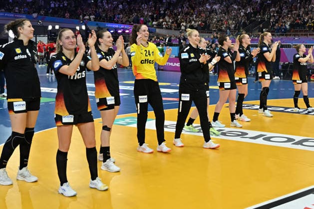 GER, Dortmund, 27th Wommens World Championship 2025, Main Round, Group II 3 Round Spain Spain ESP vs Germany Germany GER 06 12 2025, Westfalenhalle, Dortmund, GER, Dortmund, 27th Wommens World Championship 2025, Main Round, Group II 3 Round Spain Spain Spain ESP vs Germany Germany GER , in the picture the German women say goodbye to the spectators Jenny Behrend Ger 30 , Annika Lott Ger 23 , Sarah Wachter Torhueterin Ger 24 , Katharina Filter Torhueterin Ger 42 , Alina Grijseels Ger 4 , Nina Engel Ger 8 , Annika Lott Ger 23 , Antje Döll Ger 29 , nordphotoxGmbHx xMeuter nph00351