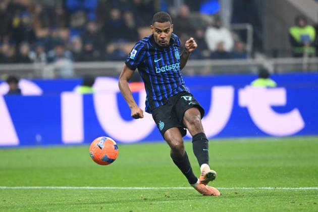 ANDY DIOUF (INTER) SHOOTING ON GOAL during Inter - FC Internazionale vs Como 1907, Italian soccer Serie A match in Milan, Italy, December 06 2025  Copyright: xGianlucaxRicci IPAxSportx xipa-agency.netx xx IPA_68840509 IPA_Agency_IPA68840509
