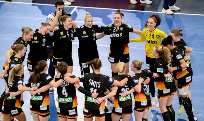 Final cheer team GER, the players dance in a circle, team circle, team, main round 3 match day, Spain ESP Germany GER 25 29, on 06 12 2025 in Dortmund Germany Womens Handball World Championship 2025, from 26 11 14 12 2025 in Germany Netherlands Westfalenhalle