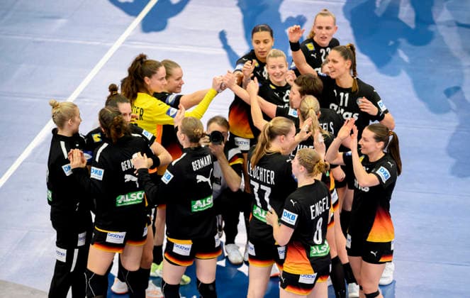 Final cheer Team GER, the players celebrate together , Team, Main Round 3 Matchday, Spain ESP Germany GER 25 29, on 06 12 2025 in Dortmund Germany Womens Handball World Championship 2025, from 26 11 14 12 2025 in Germany Netherlands Westfalenhalle