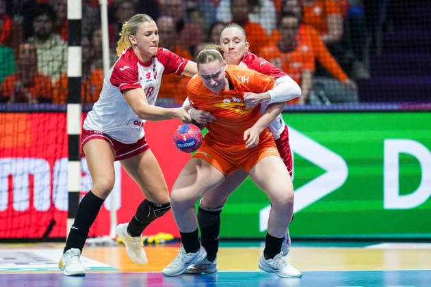 2025-12-06 Netherlands v Poland - IHF World Women s Handball Championship ROTTERDAM, NETHERLANDS - DECEMBER 6: Players of Netherlands Alieke van Maurik, Lois Abbingh, Larissa Nusser, Bo van Wetering, Kelly Dulfer, Judith van der Helm, Zoe Sprengers, Angela Malestein, Nikita van der Vliet, Rinka Duijndam, Bianca Schanssema, Yara ten Holte, Dione Housheer, Estavana Polman, Sarah Dekker, Merel Freriks, Romee Maarschalkerweerd, Kelly Vollebregt during the IHF World Women s Handball Championship match between Netherlands and Poland at Ahoy on December 6, 2025 in Rotterdam, Netherlands. Rotterdam Ahoy Netherlands Content not available for redistribution in The Netherlands directly or indirectly through any third parties. Copyright: xHenkxSeppenx
