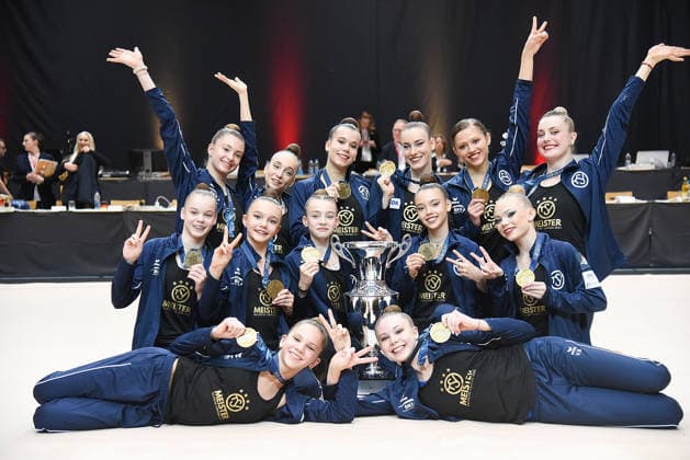 06.12.2025, xhbx, Turnen Rhythmischen Sportgymnastik DTL Finale 2025, v.l. Team, Mannschaft von TSV Schmiden bei der Siegerehrung (DFL DFB REGULATIONS PROHIBIT ANY USE OF PHOTOGRAPHS as IMAGE SEQUENCES and or QUASI-VIDEO) Schmiden Fellbach *** 06 12 2025, xhbx, Gymnastics Rhythmic Gymnastics DTL Final 2025, v l Team, Team of TSV Schmiden at the award ceremony DFL DFB REGULATIONS PROHIBIT ANY USE OF PHOTOGRAPHS as IMAGE SEQUENCES and or QUASI VIDEO Schmiden Fellbach