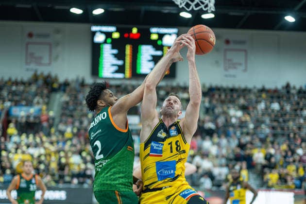 Dexter Akanno VET CONCEPT Gladiators Trier, 02 , Jonas Wohlfarth Bottermann MHP RIESEN Ludwigsburg, 18 , GER, MHP RIESEN Ludwigsburg vs VET CONCEPT Gladiators Trier, easycredit BBL, Basketball, Bundesliga, 9 Matchday, Season 2025 2026, 06 12 2025, GER, MHP RIESEN Ludwigsburg vs VET CONCEPT Gladiators Trier, easycredit BBL, Basketball, Bundesliga, 9 Matchday, Season 2025 2026, 06 12 2025 Ludwigsburg Copyright: xEibner-Pressefoto SaschaxWaltherx EP_EER