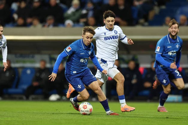 06 12 2025, Soccer 2 Bundesliga, SV Darmstadt 98 Karlsruher SC, emonline, emspor, despor, v l , Luca Marseiler SV Darmstadt 98 , Rafael Pinto Pedrosa Karlsruher SC DFL DFB REGULATIONS PROHIBIT ANY USE OF PHOTOGRAPHS AS IMAGE SEQUENCES AND OR QUASI VIDEO xdcx Copyright: HMBxMedia Claus