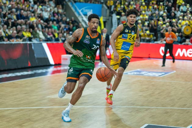 Urald King VET CONCEPT Gladiators Trier, 20 , Brandon Tischler MHP RIESEN Ludwigsburg, 24 , GER, MHP RIESEN Ludwigsburg vs VET CONCEPT Gladiators Trier, easycredit BBL, Basketball, Bundesliga, Matchday 9, Season 2025 2026, 06 12 2025, GER, MHP RIESEN Ludwigsburg vs VET CONCEPT Gladiators Trier, easycredit BBL, Basketball, Bundesliga, Matchday 9, Season 2025 2026, 06 12 2025 Ludwigsburg Copyright: xEibner-Pressefoto SaschaxWaltherx EP_EER