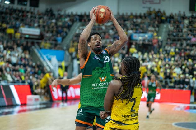 Urald King VET CONCEPT Gladiators Trier, 20 , Traveon Buchanan MHP RIESEN Ludwigsburg, 02 , GER, MHP RIESEN Ludwigsburg vs VET CONCEPT Gladiators Trier, easycredit BBL, Basketball, Bundesliga, 9 Matchday, Season 2025 2026, 06 12 2025, GER, MHP RIESEN Ludwigsburg vs VET CONCEPT Gladiators Trier, easycredit BBL, Basketball, Bundesliga, 9 Matchday, Season 2025 2026, 06 12 2025 Ludwigsburg Copyright: xEibner-Pressefoto SaschaxWaltherx EP_EER