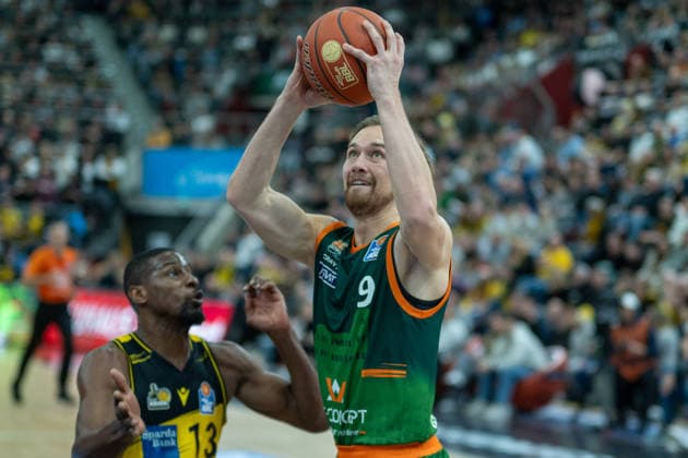 Yorman Polas Bartolo MHP RIESEN Ludwigsburg, 13 , Marco Hollersbacher VET CONCEPT Gladiators Trier, 09 , GER, MHP RIESEN Ludwigsburg vs VET CONCEPT Gladiators Trier, easycredit BBL, Basketball, Bundesliga, 9 Matchday, Season 2025 2026, 06 12 2025, GER, MHP RIESEN Ludwigsburg vs VET CONCEPT Gladiators Trier, easycredit BBL, Basketball, Bundesliga, 9 Matchday, Season 2025 2026, 06 12 2025 Ludwigsburg Copyright: xEibner-Pressefoto SaschaxWaltherx EP_EER