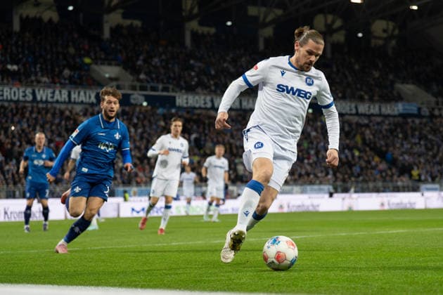 06 12 2025, xhfmx, Soccer 2 Bundesliga, SV Darmstadt 98 Karlsruher SC v l Leon Klassen SV Darmstadt 98 in duel with Sebastian Jung Karlsruher SC DFL DFB REGULATIONS PROHIBIT ANY USE OF PHOTOGRAPHS as IMAGE SEQUENCES and or QUASI VIDEO Darmstadt