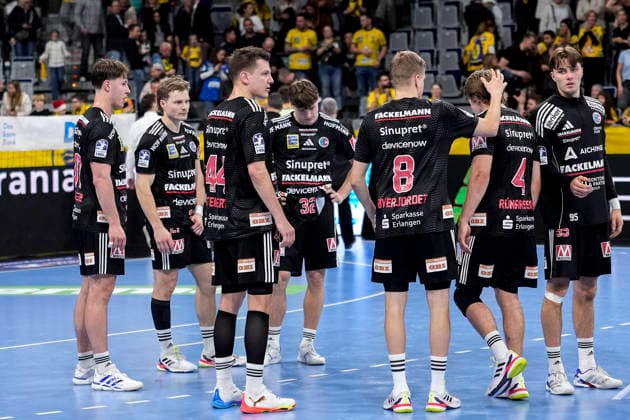 HC Erlangen players, disappointed about the defeat, disappointment after the final whistle, highlight, loser, lost, frustration, disappointed, pessimistic, 06 12 2025, Mannheim Germany , Handball, Bundesliga, Rhein Neckar Löwen HC Erlangen xozx