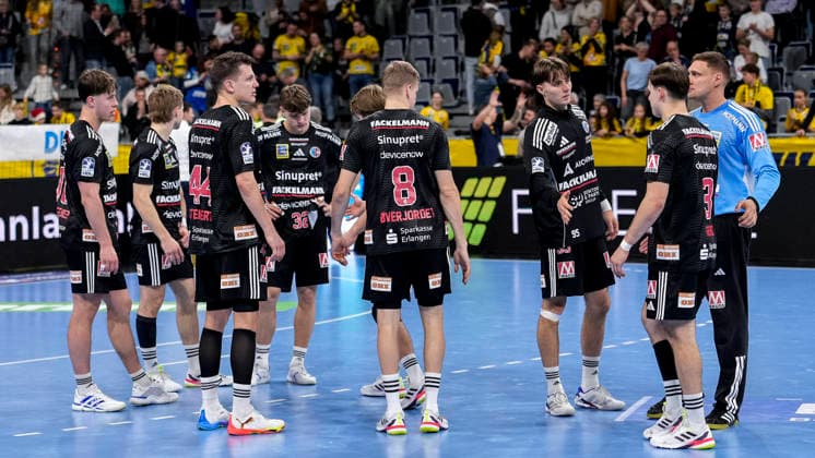 HC Erlangen players, disappointed about the defeat, disappointment after the final whistle, highlight, loser, lost, frustration, disappointed, pessimistic, 06 12 2025, Mannheim Germany , Handball, Bundesliga, Rhein Neckar Löwen HC Erlangen xozx