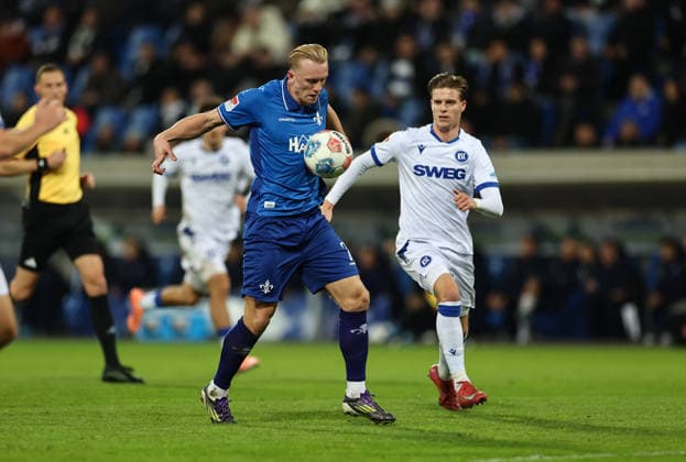 06 12 2025, Soccer 2 Bundesliga, SV Darmstadt 98 Karlsruher SC, emonline, emspor, despor, v l , Isac Lidberg SV Darmstadt 98 , Dzenis Burnic Karlsruher SC DFL DFB REGULATIONS PROHIBIT ANY USE OF PHOTOGRAPHS AS IMAGE SEQUENCES AND OR QUASI VIDEO xdcx Copyright: HMBxMedia Claus