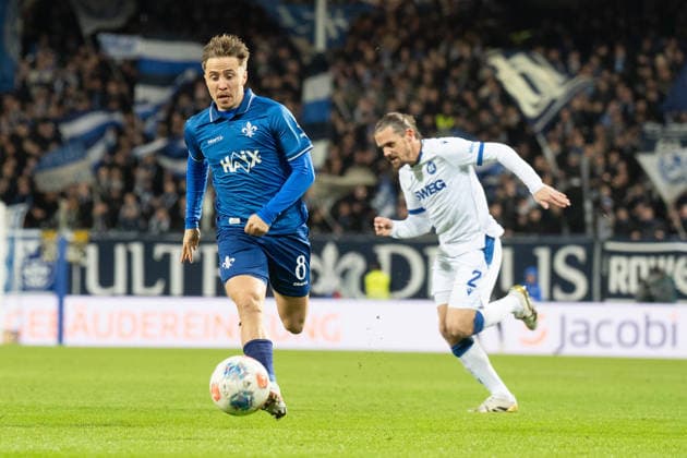 06 12 2025, xhfmx, Soccer 2 Bundesliga, SV Darmstadt 98 Karlsruher SC v l Luca Marseiler SV Darmstadt 98 and Sebastian Jung Karlsruher SC in a running duel DFL DFB REGULATIONS PROHIBIT ANY USE OF PHOTOGRAPHS as IMAGE SEQUENCES and or QUASI VIDEO Darmstadt