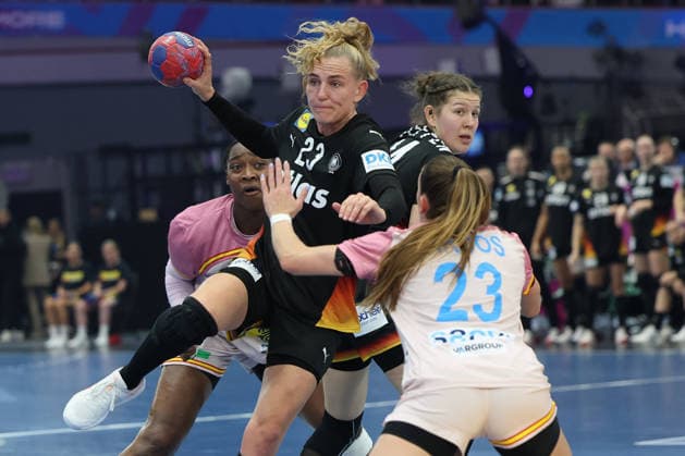 GER, Dortmund, 27th Wommens World Championship 2025, Main Round, Group II 3 Round Spain Spain ESP vs Germany Germany GER 06 12 2025, Westfalenhalle, Dortmund, GER, Dortmund, 27th Wommens World Championship 2025, Main Round, Group II 3 Round Spain Spain Spain ESP vs Germany Germany GER , in the picture Annika Lott Ger 23 , in a duel against Paula ARCOS POVEDA ESP 23 , nordphotoxGmbHx xMeuter nph00351